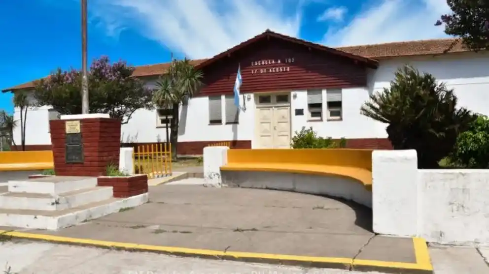 Aranguren: familias solicitan revisar la obligatoriedad de la Modalidad NINA en la Escuela Nº 102