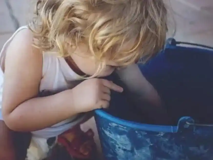 En Alto Verde, un bebé perdió la vida tras caer accidentalmente en un balde con agua en su hogar.