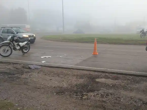 Transportaba verdura desde el Mercado Central y chocó en la rotonda