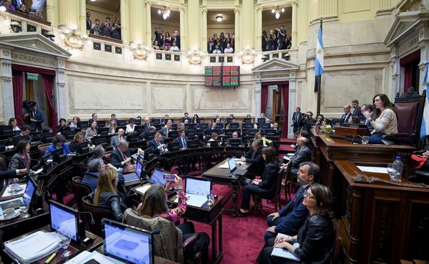 La Cámara alta aprobó el paquete de leyes en una maratónica sesión.