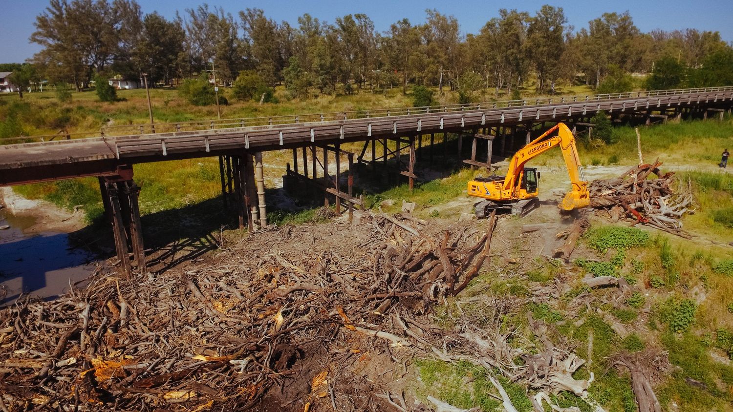 Continúa el trabajo de limpieza del Puente Pellegrini