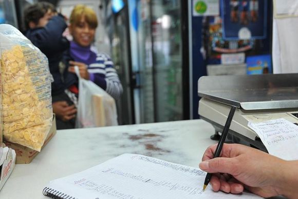 Crisis económica: ante la incertidumbre, comercios suspenden las cuentas corrientes y cortan el fiado