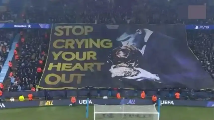 Los fanáticos de Rodri y la bandera para Vinicius con la leyenda "Stop crying your heart out" (deja de llorar)