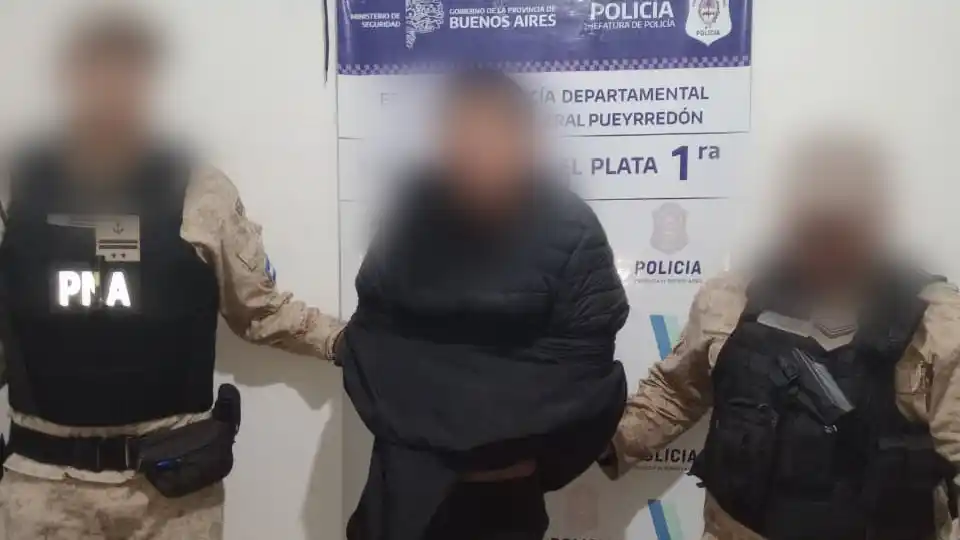 Rompió una vidriera para ingresar a un café y fue detenido