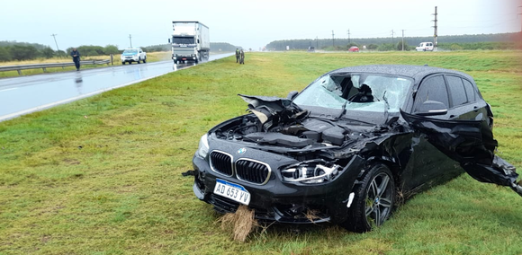 Un automóvil colisionó a un camión y despistó hacia el cantero central de la autovía