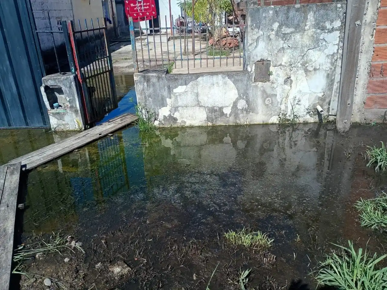Un hombre de 85 años denuncia vivir entre aguas cloacales y reclama obras urgentes