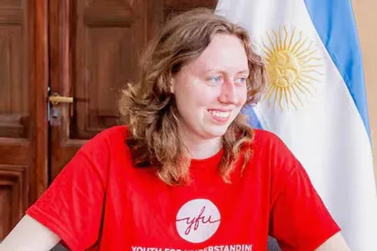 La joven sufrió fracturas en la pelvis y lesiones en el rostro.