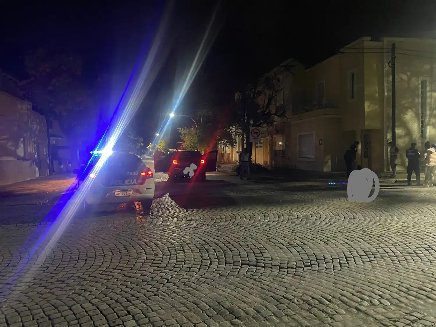 Un motociclista sufrió fractura y traumatismo de cráneo tras chocar con un auto