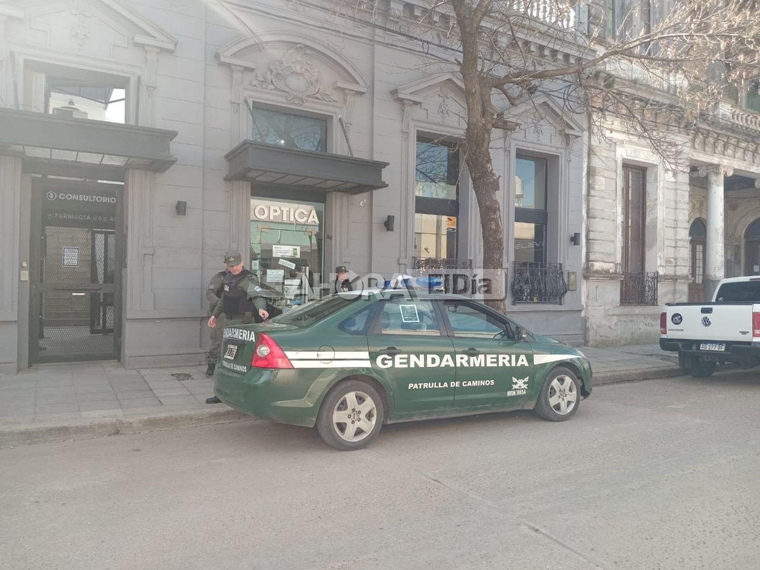 Gendarmería interviene en la óptica de la Mutual Bancaria, ubicada en calle Seguí y Luis N. Palma.