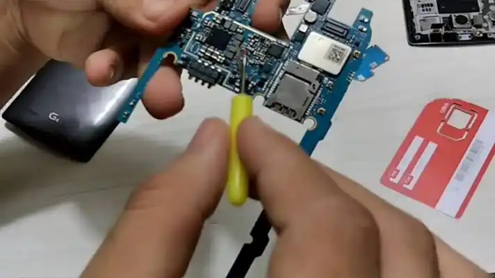 HOMBRE MURIÓ ELECTROCUTADO mientras repara un celular