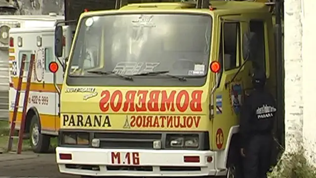 Paraná: El jefe de bomberos se encadenó para reclamar por pozos 