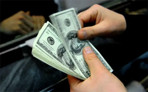 El dólar pegó un nuevo salto: Cerró 15,65 pesos