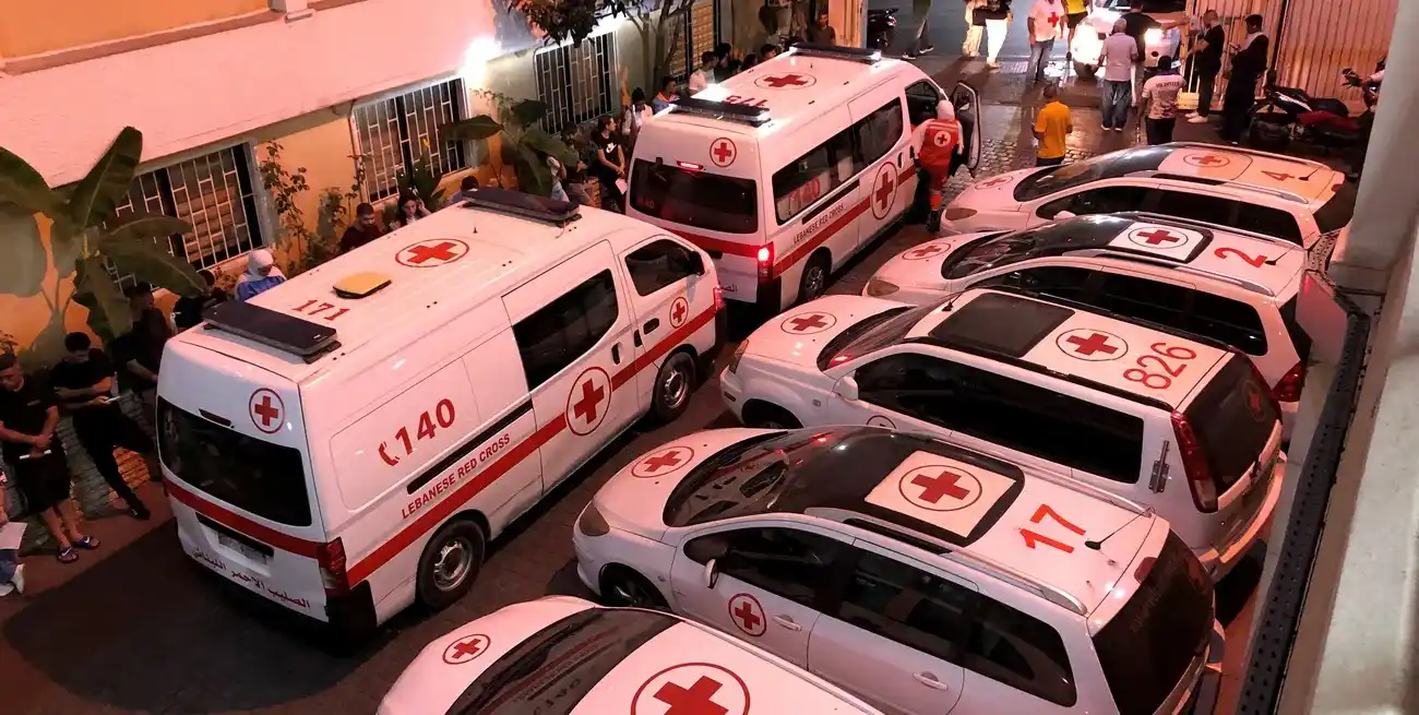 Personas esperan para donar sangre a los heridos en las explosiones de localizadores, en Beirut, Líbano. Créditos: Xinhua/Bilal Jawich.