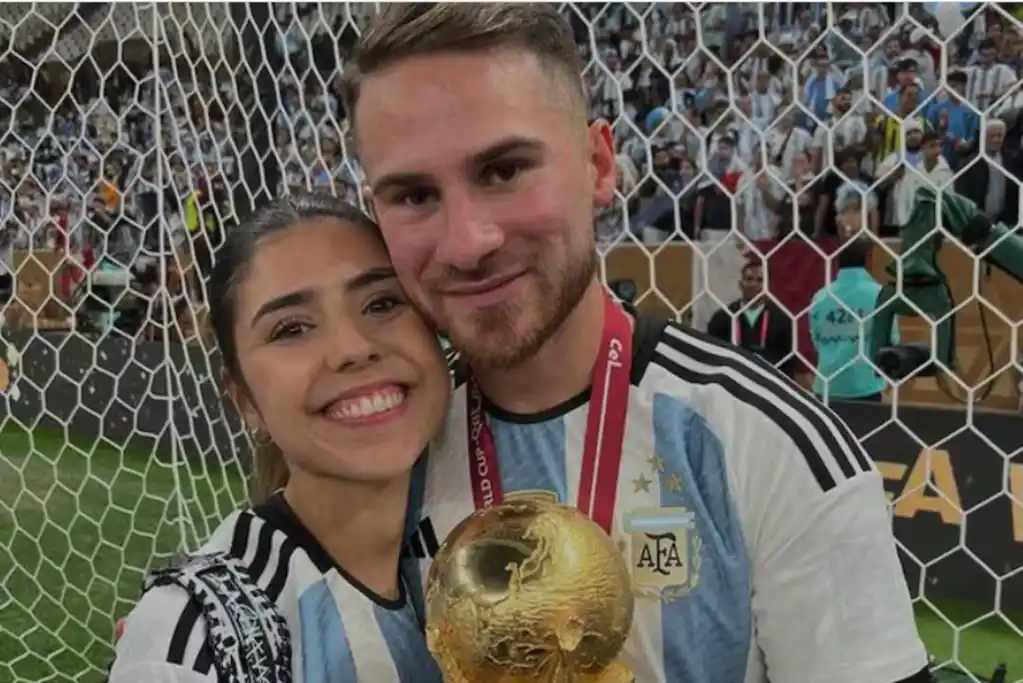 Alexis Mac Allister y Camila Mayan tras la consagración de la selección argentina en Qatar