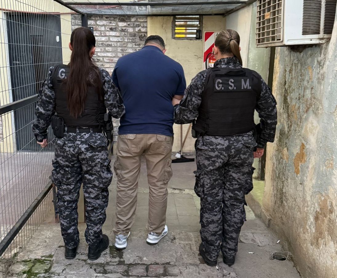 Detienen a hombre por robar prendas en un local comercial