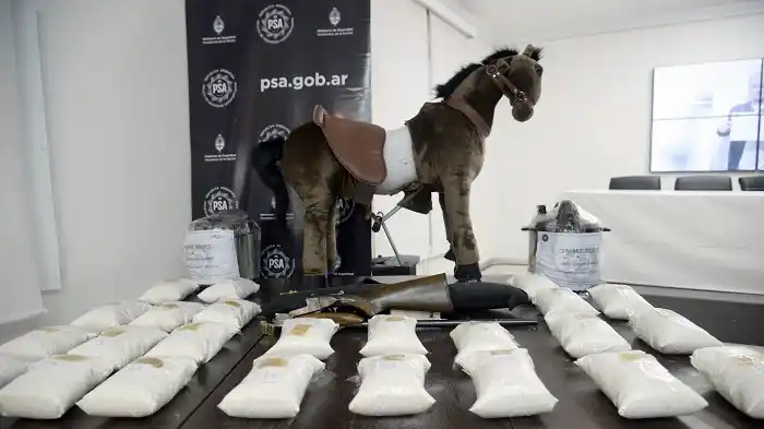 Hallaron 50 kilos de ketamina dentro de un caballo de juguete