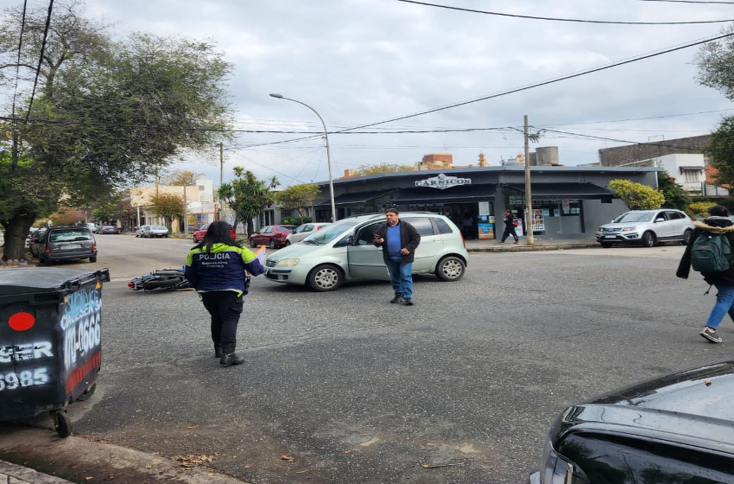 Violento choque entre un auto y una moto: el motociclista sufrió una fractura expuesta