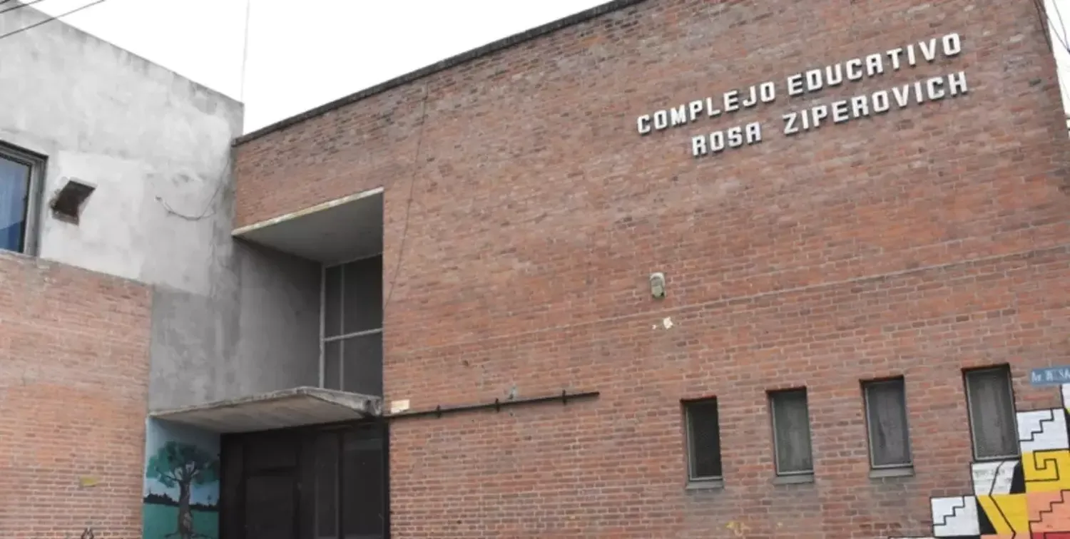 Balean una escuela en Rosario poco después de la marcha por seguridad de los docentes