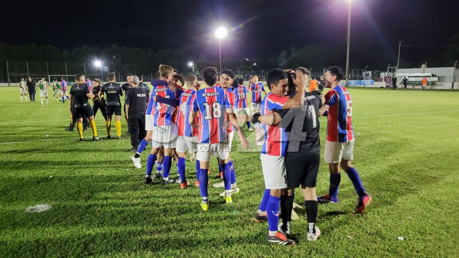 El abrazo del capitán Falkemberg con su arquero Sebastián Laspina, clave para sostener el empate. Foto: Radio Jota