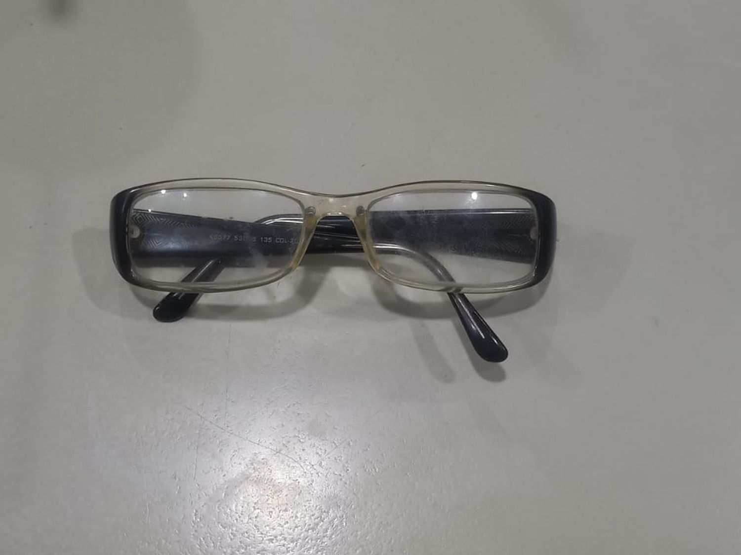 Hallaron lentes de aumento en la vía pública