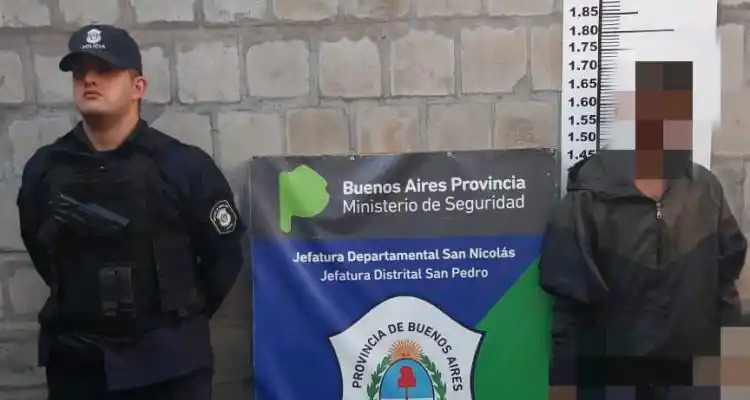 Un hombre y un menor de edad robaron en una casa y fueron detenidos mientras se escondían
