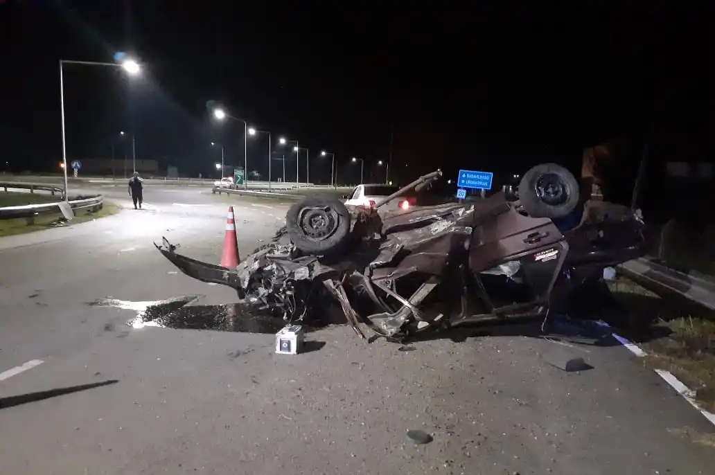 Manejaba en contramano por la ruta 20 y terminó volcando en el acceso a Urdinarrain