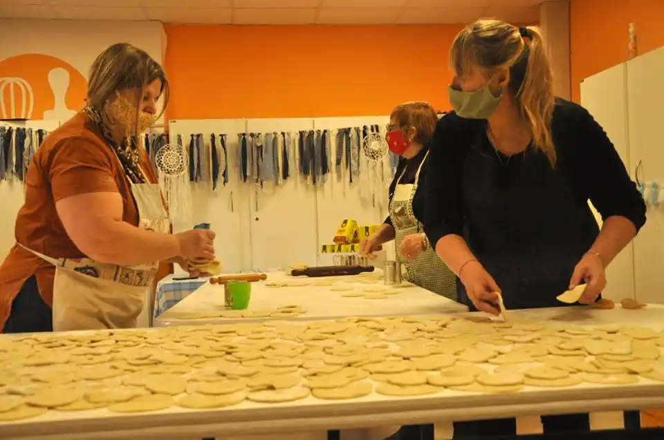 Elaboraron 100 docenas de tortas fritas para celebrar el 25 de Mayo