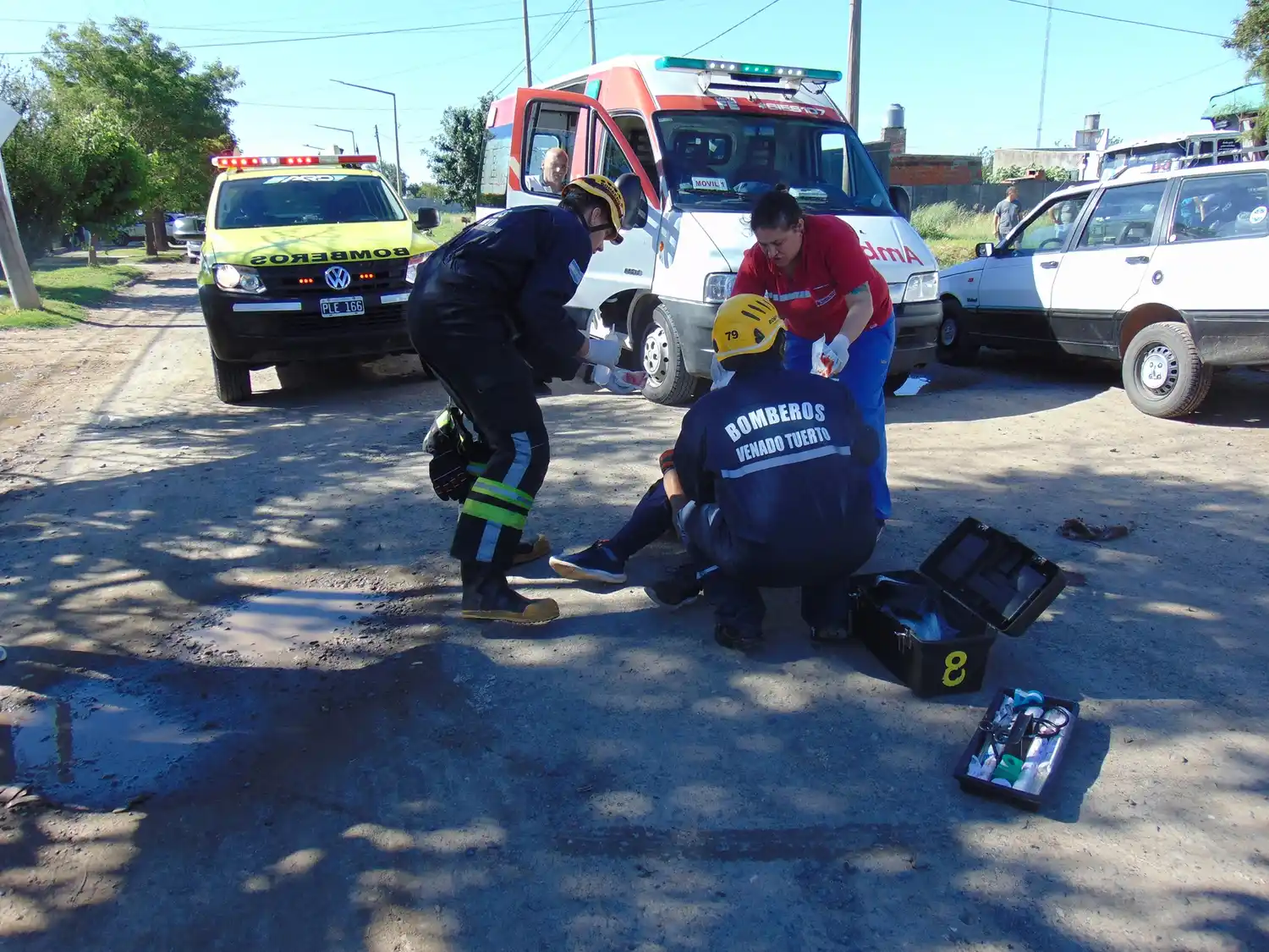 Bomberos y personal del Sies 107 trabajan en la atención del motociclista.