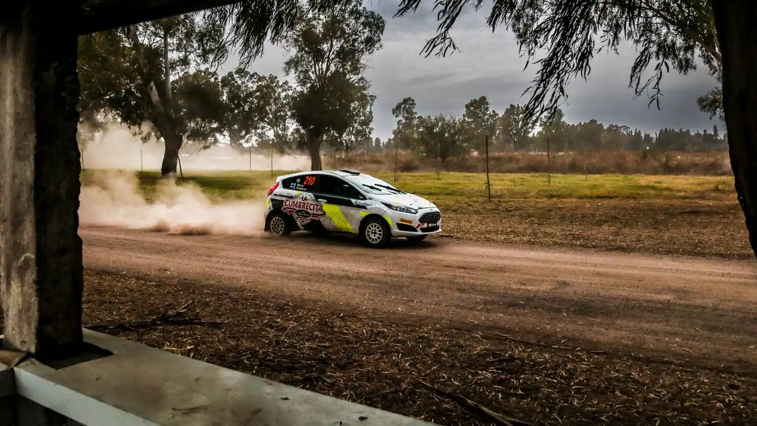 Emilio Mere, a bordo de su Ford Fiesta.