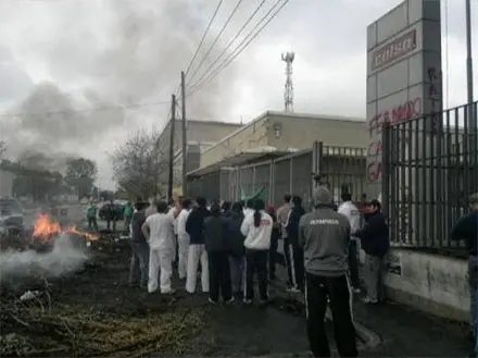 Conflicto en Calsa: Trabajadores acampan desde hace más de un mes en Lanús