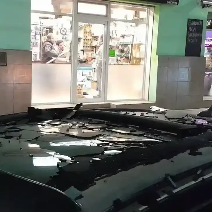 Susto en el centro de Lobería cuando un comercio fue baleado, incluso los vehículos estacionados