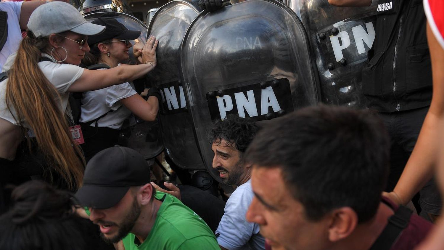 En el primer día de tratamiento del proyecto de ley "Bases" hubo detenidos y un operativo de seguridad que muchos calificaron de "desmesurado". Foto: Víctor Carreira.