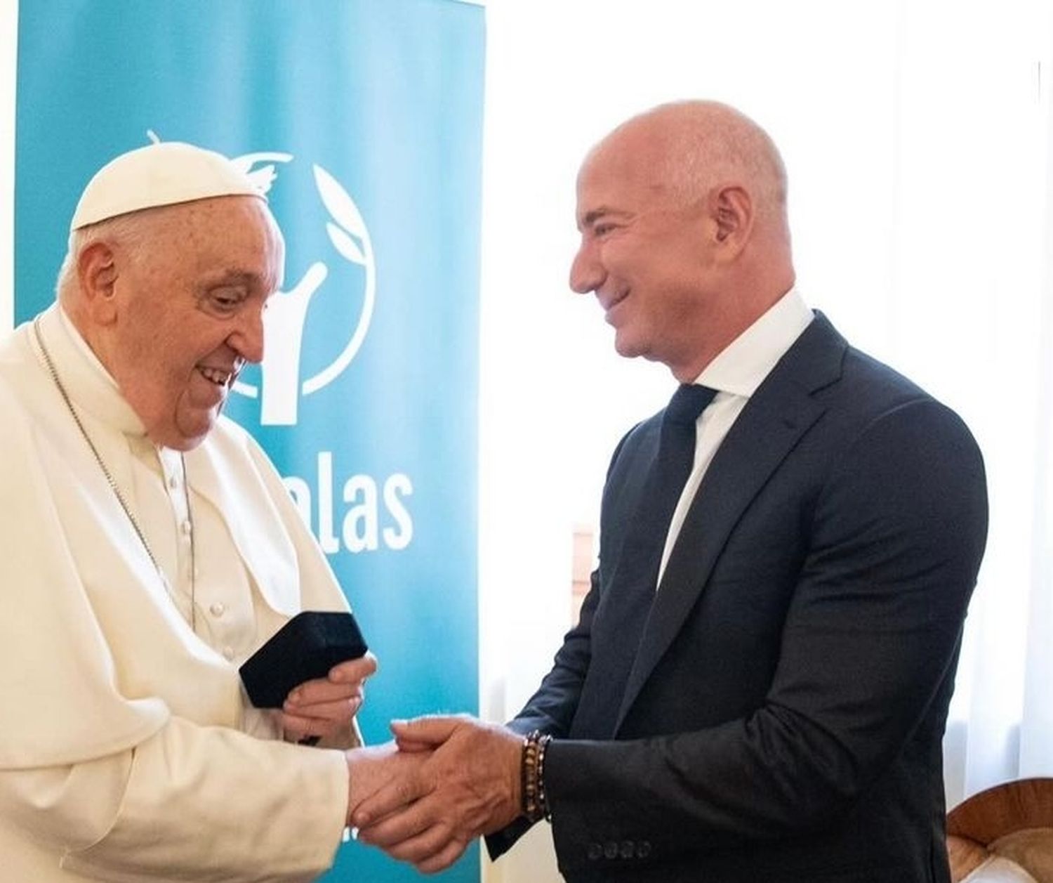 El papa Francisco recibió al fundador de Amazon en el Vaticano