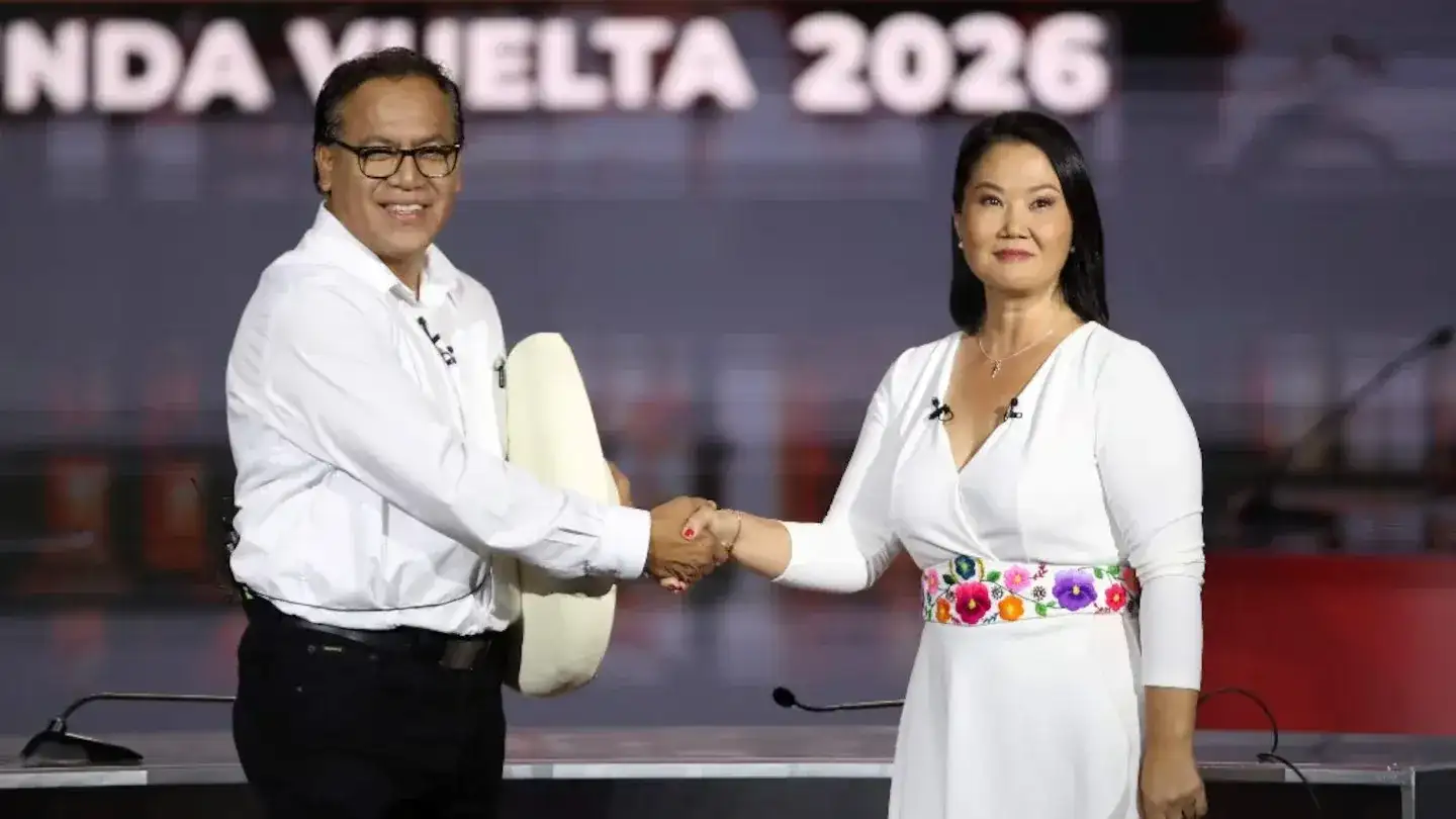 El candidato izquierdista Roberto Sánchez y la candidata derechista Keiko Fujimori posan durante el debate presidencial celebrado el 31 de mayo. (Foto: EFE)