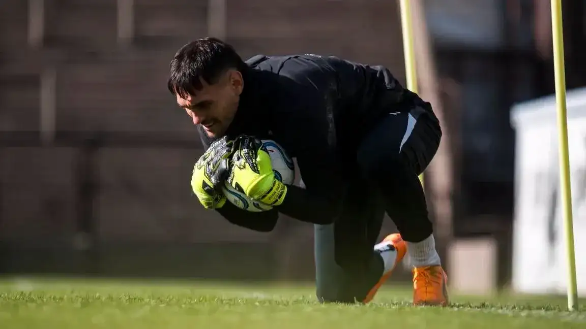 Cozzani defiende el arco de Platense.