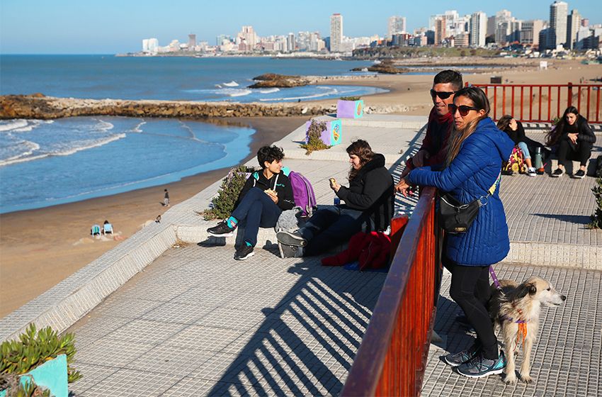 En verano o invierno, el turismo disfruta de la costa marplatense