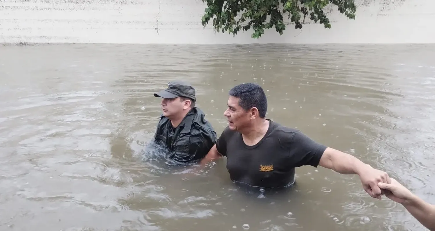 Las imágenes son elocuentes ante la ferocidad del temporal que cubrió calles y viviendas del ejido urbano correntino. Foto: Prensa Ministerio de Seguridad