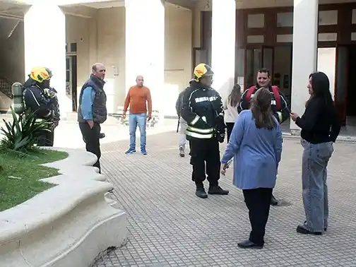 Se desarrolló simulacro de incendio en la Escuela Normal “Ernesto A. Bavio”