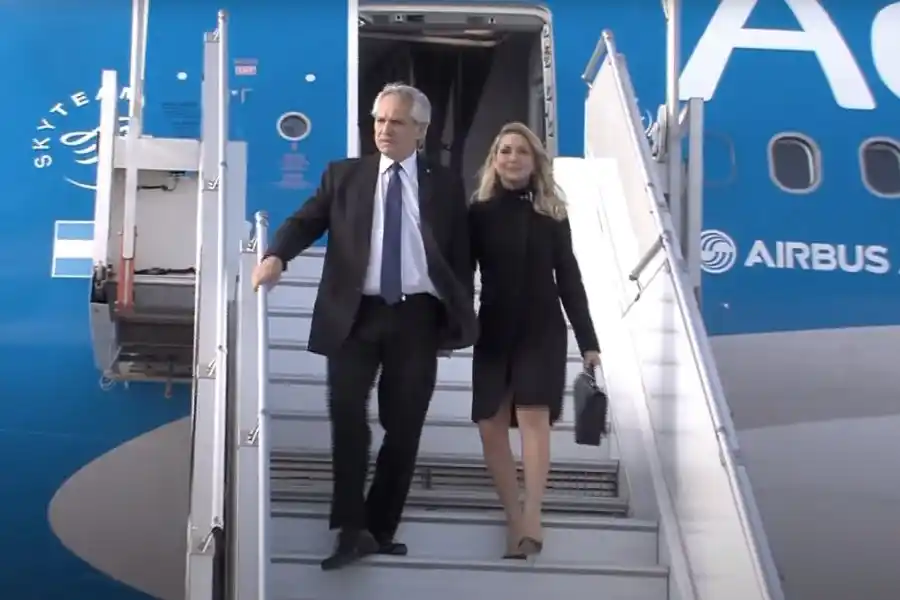 Alberto Fernández llegó a Francia para participar del Foro de París sobre la Paz