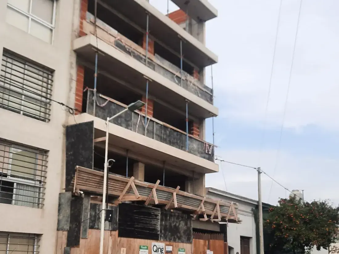 La obra del edificio tiene un piso de más y está clausurada.