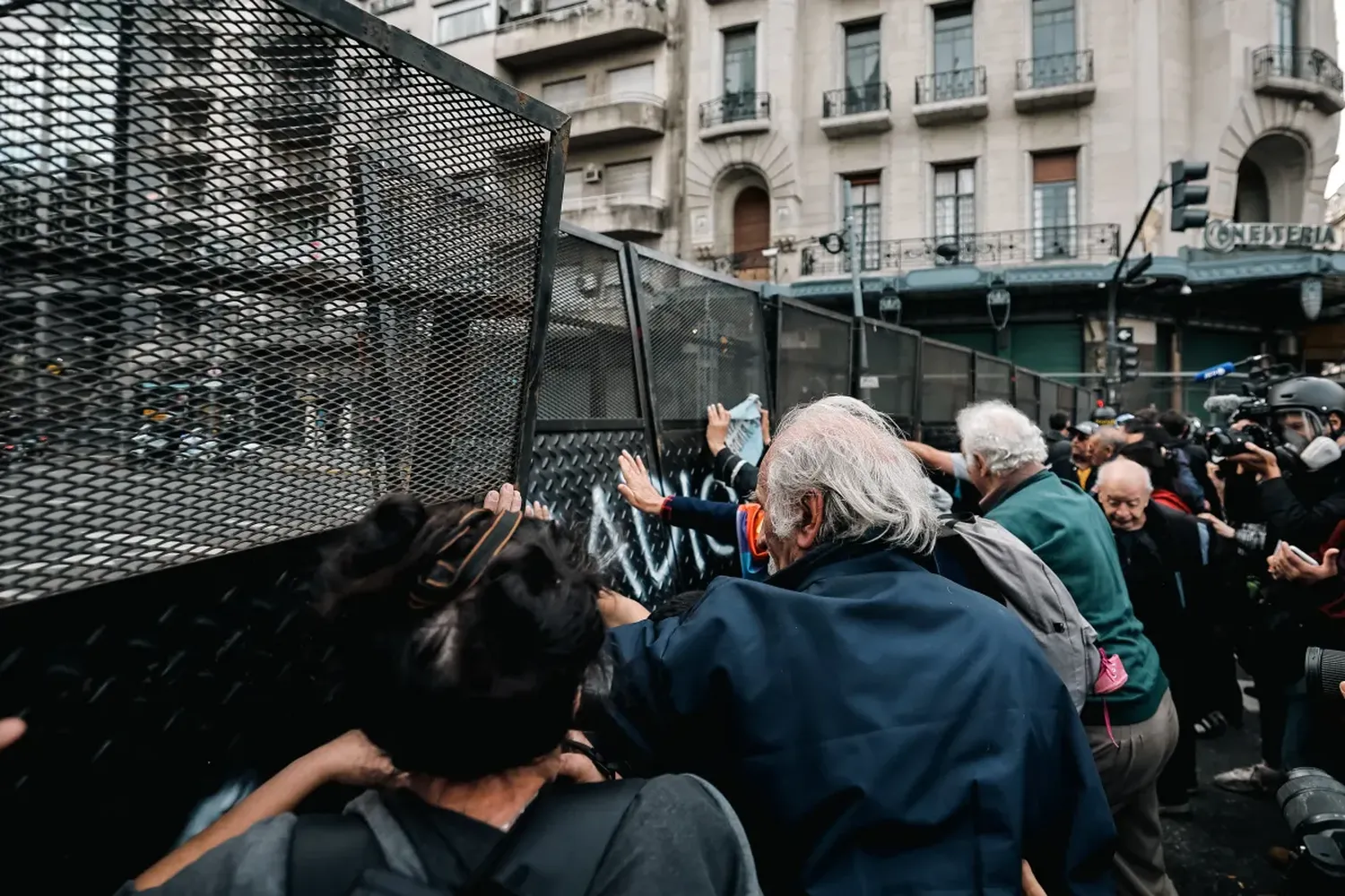 Incidentes en el Congreso tras la confirmación del veto a la reforma jubilatoria: 12 heridos y varios detenidos