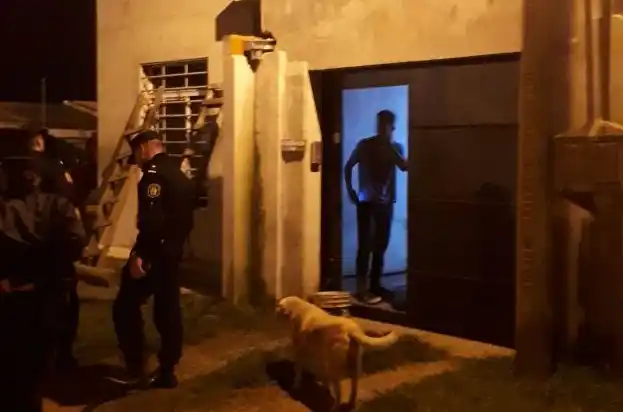 Una familia quedó atrapada mientras su casa se incendiaba