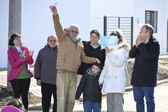 Kicillof y Magario entregaron 110 viviendas a familias de Berazategui