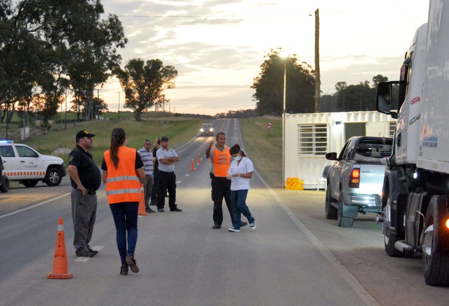 Los puestos de control en las rutas detectaron a más  de noventa tandilenses que viajaron a países de riesgo