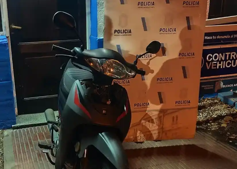Varios compañeros de la víctima lograron localizar el rodado y seguir a los sospechosos.