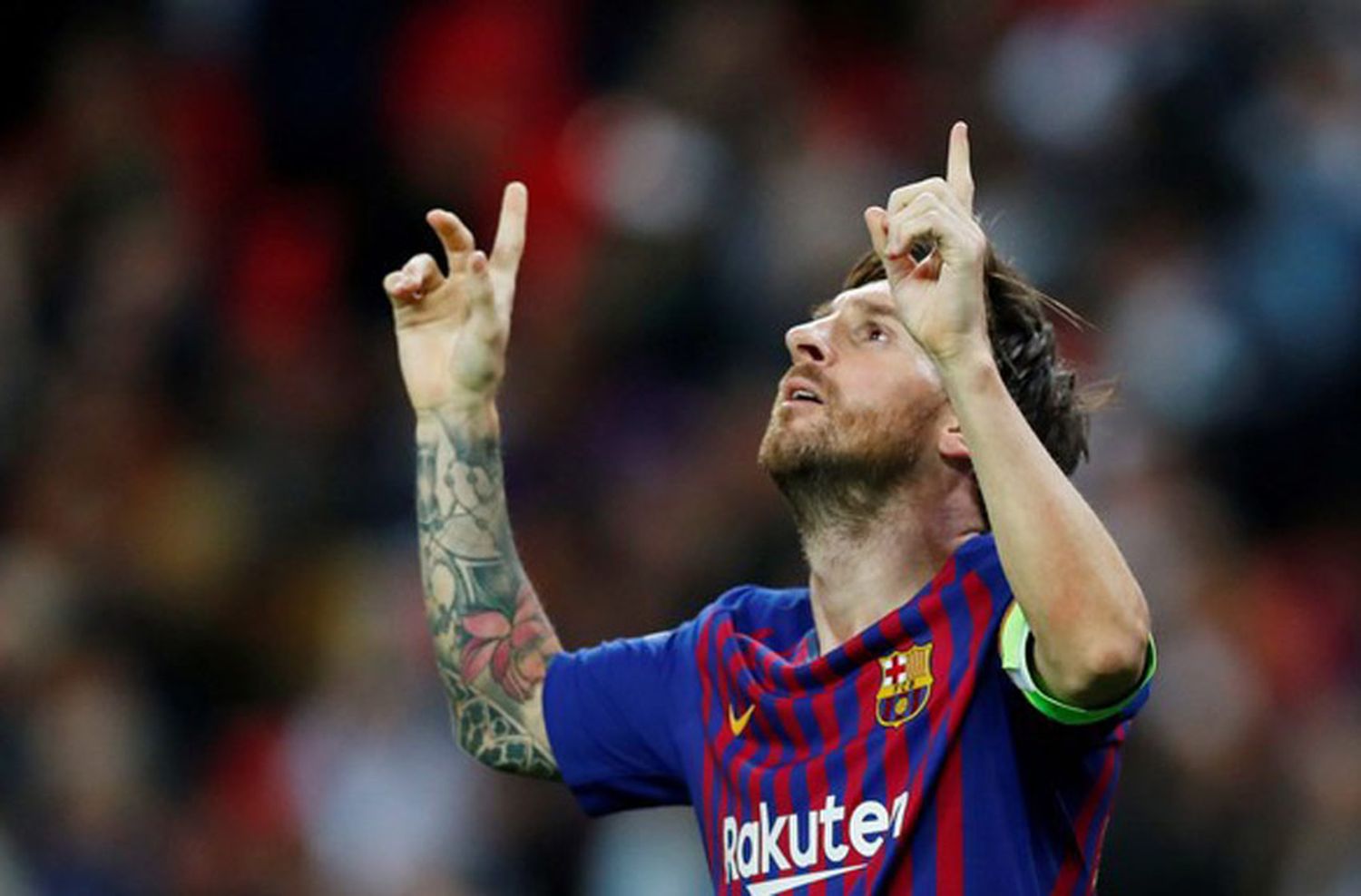 Messi metió un doblete y Barcelona pisó fuerte en Inglaterra