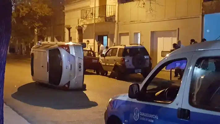 Un ex piloto de Citroën, volcó borracho y chocó dos autos estacionados