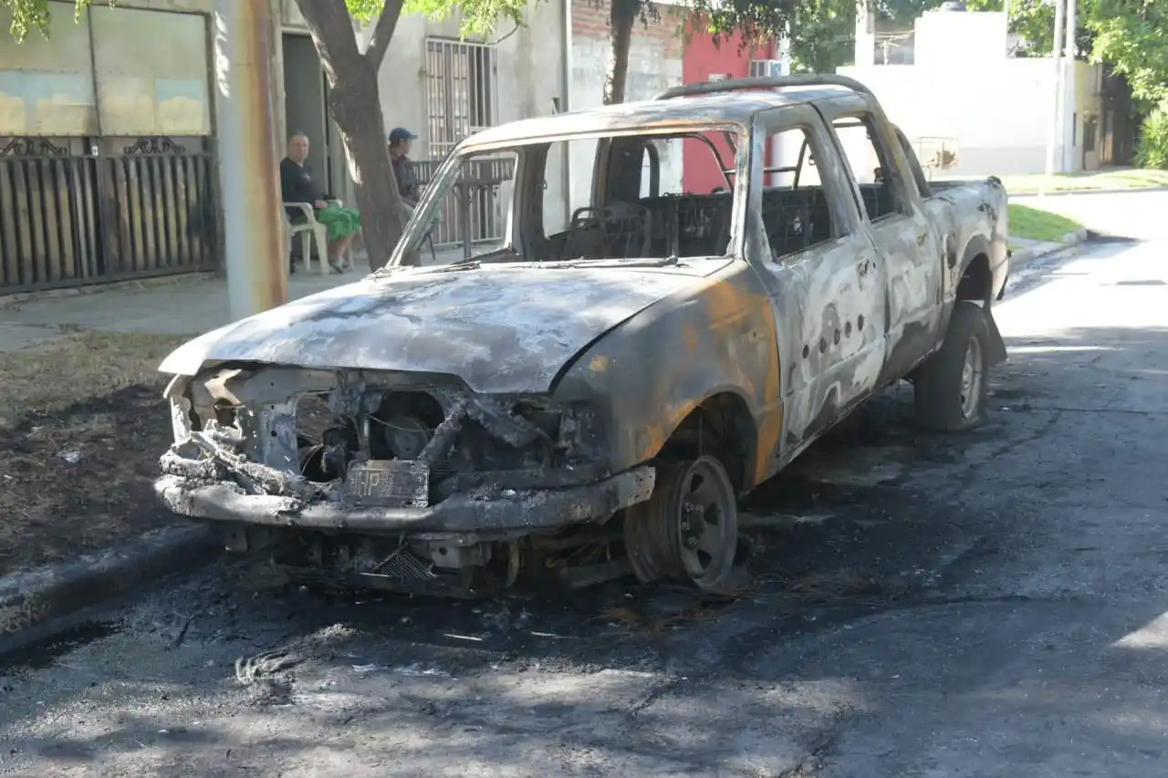 Otro ataque de quemacoches: incendiaron una camioneta en Alberdi al 7500