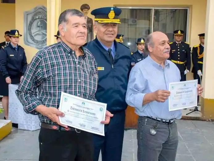 Entrega de reconocimientos a policías que
defendieron el intento de copamiento del RIMte. 29