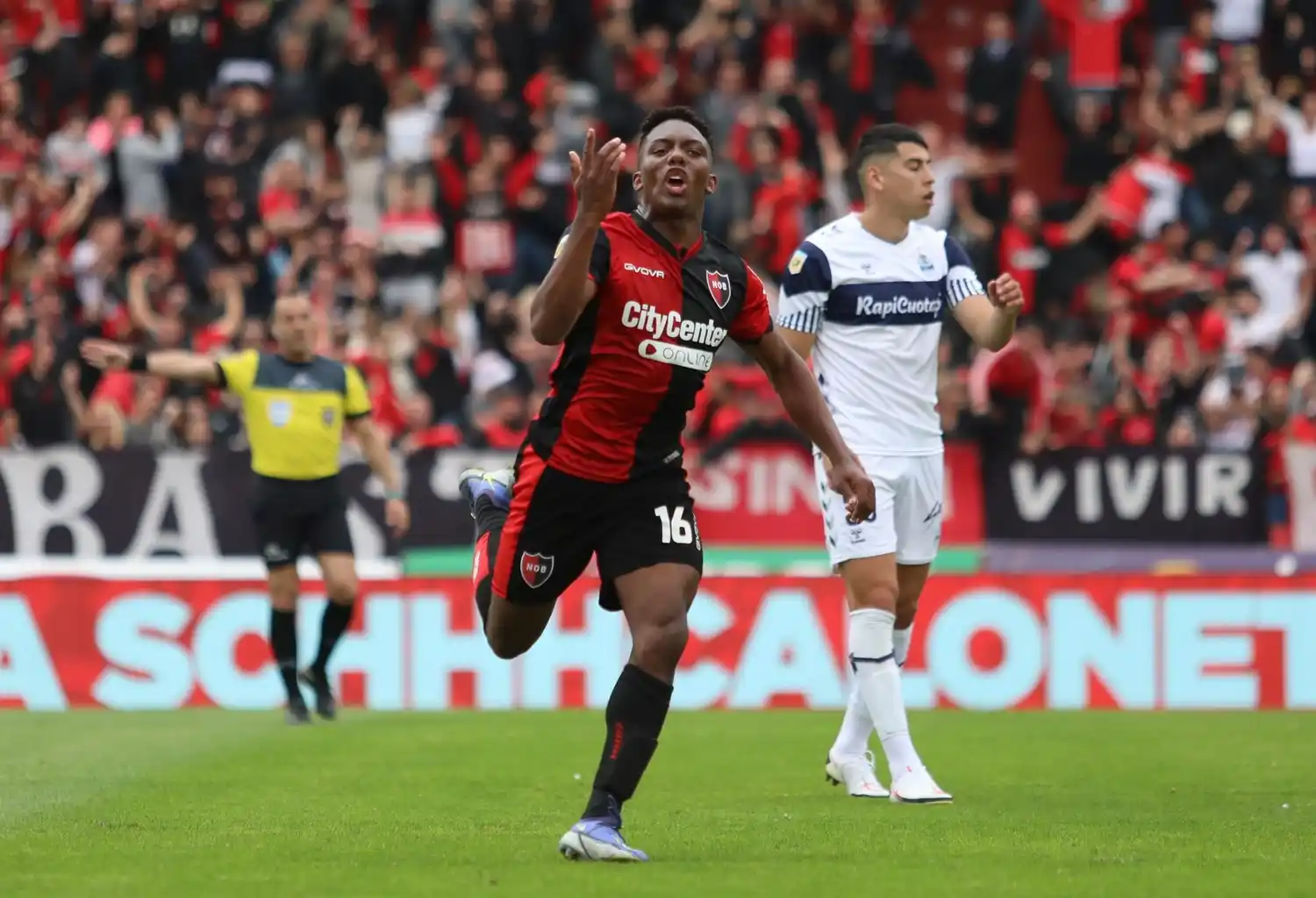 Reasco festeja el segundo gol rosarino.